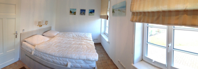 Haus Solveig im Ostseebad Wustrow - Ferienwohnung - Schlafzimmer mit Doppelbett 1,80 x 2,00 m